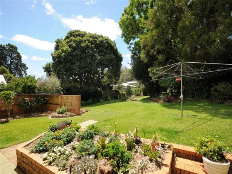 35 Range Street, Mount Lofty QLD 4350