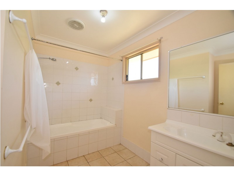 8 Monash Lane, Newtown QLD 4350