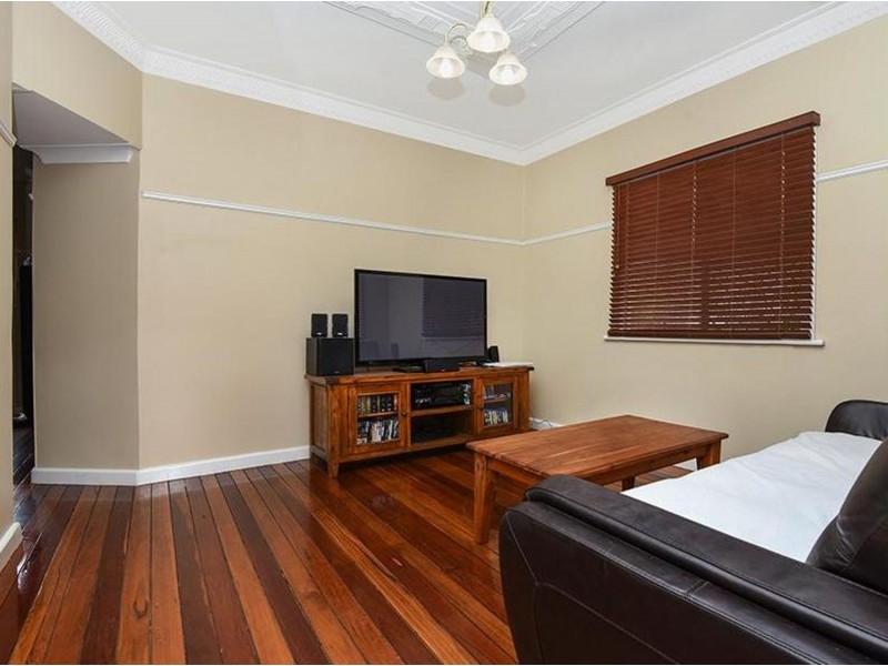 16 Barry Street, Mount Lofty QLD 4350