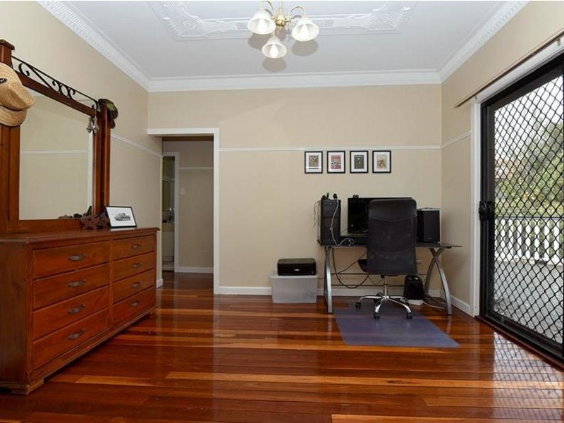 16 Barry Street, Mount Lofty QLD 4350