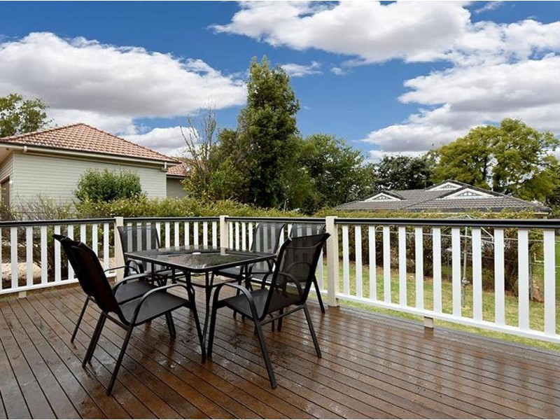 16 Barry Street, Mount Lofty QLD 4350
