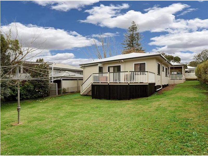 16 Barry Street, Mount Lofty QLD 4350