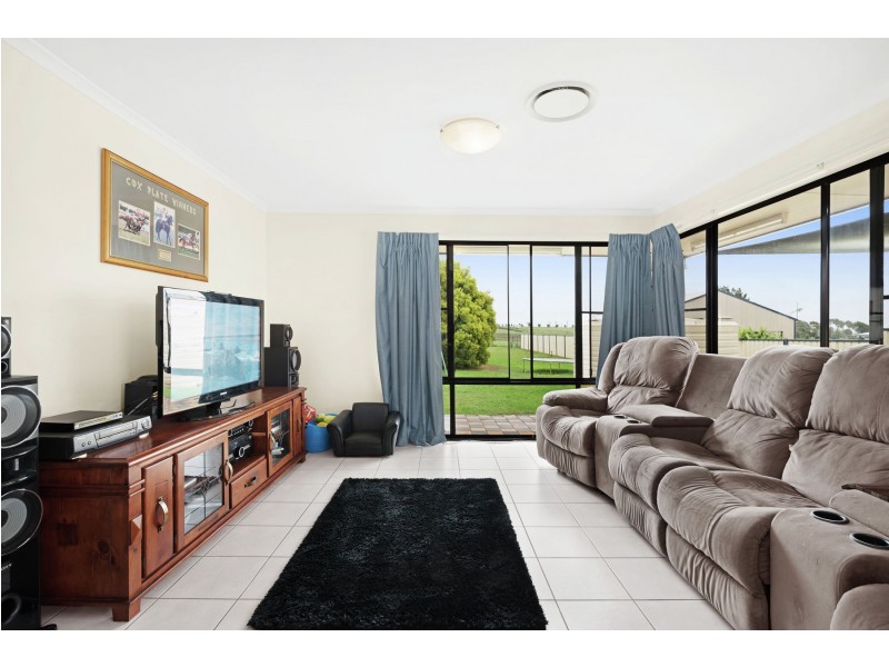 18 Sinclair Street, Wyreema QLD 4352