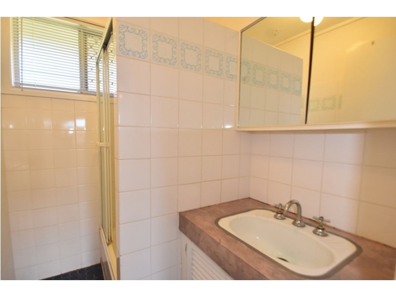 2/16a Debra Street, Centenary Heights QLD 4350