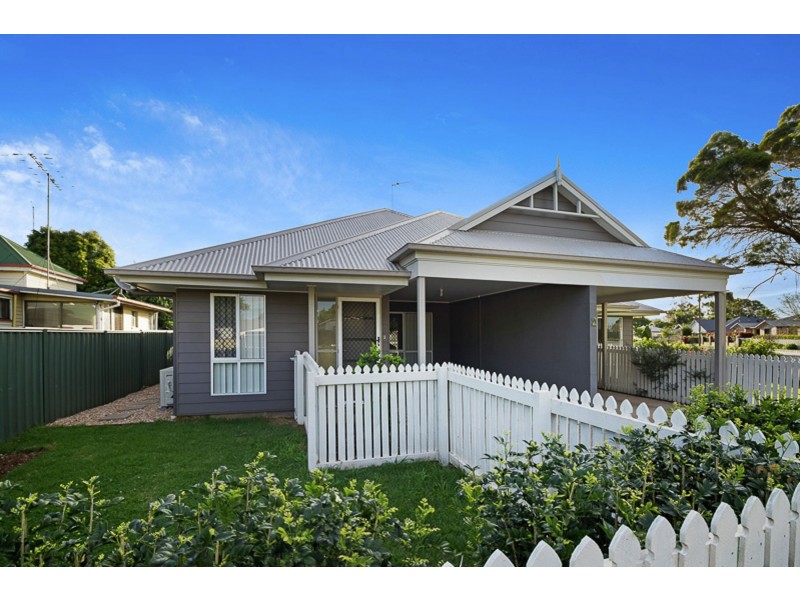 2/2 Albert Street, Newtown QLD 4350