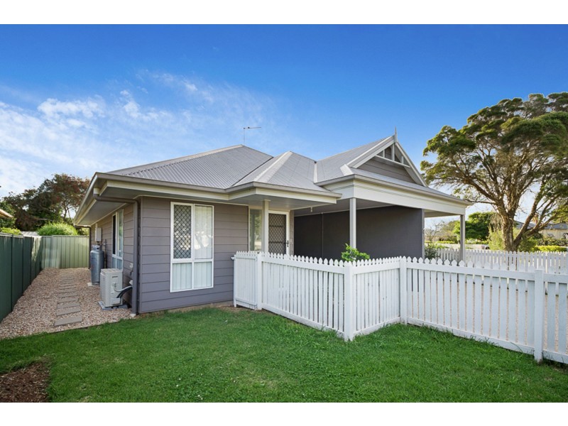2/2 Albert Street, Newtown QLD 4350