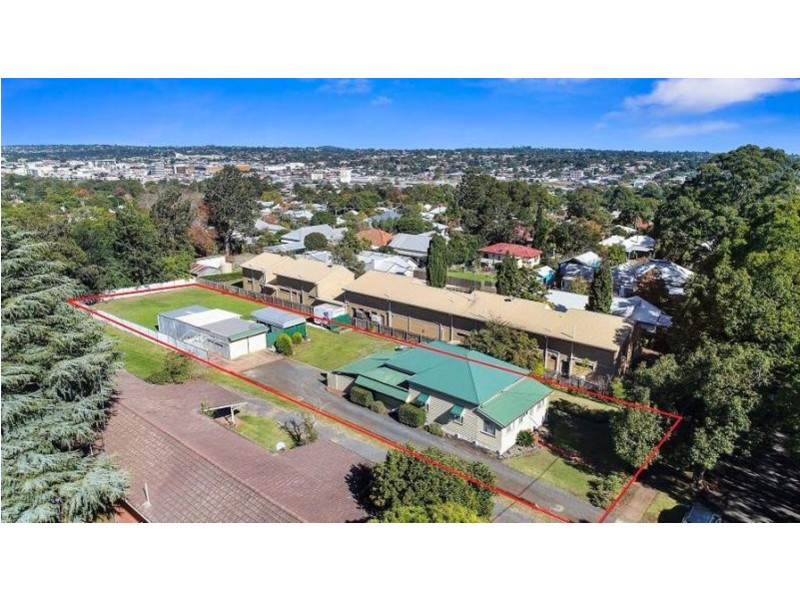 10 Moloney Street, North Toowoomba QLD 4350