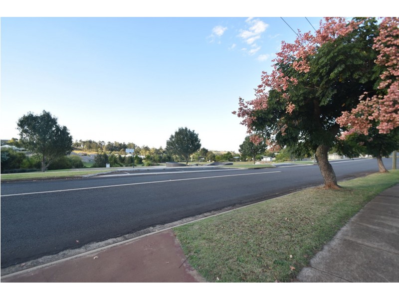10 Wine Drive, Wilsonton Heights QLD 4350