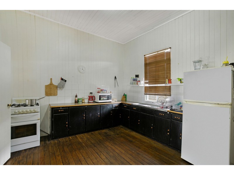 8 Swallow Court, Newtown QLD 4350