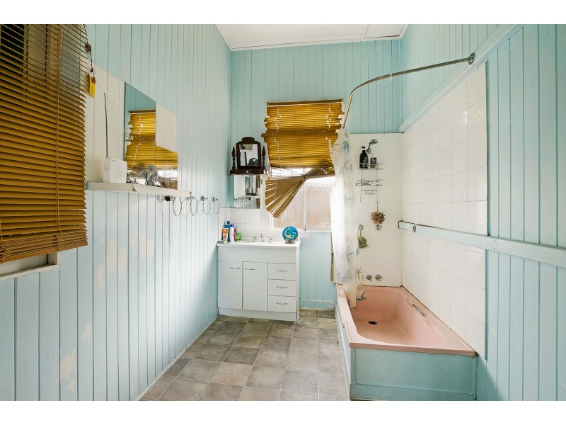 8 Swallow Court, Newtown QLD 4350