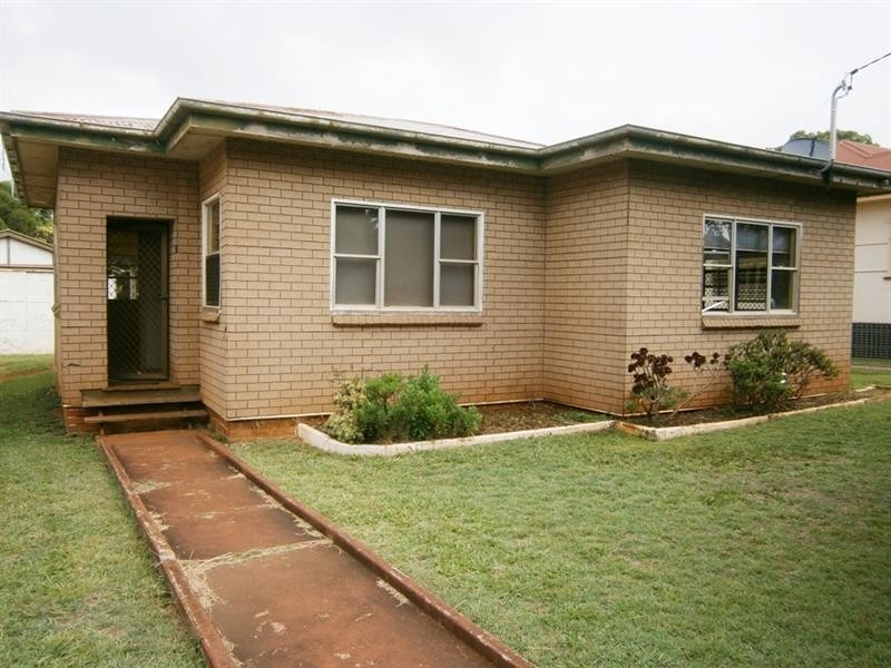40 Anzac Ave, Newtown QLD 4350
