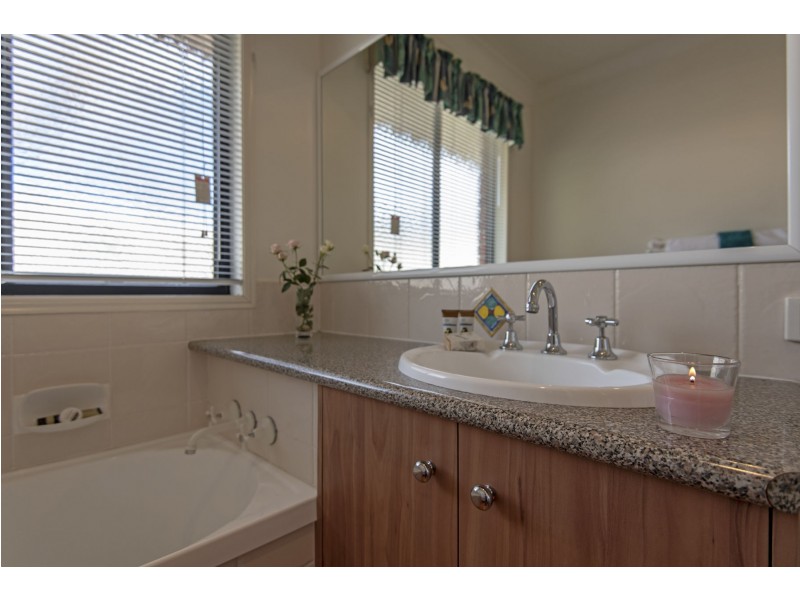 25 Ravenscourt Street, Centenary Heights QLD 4350