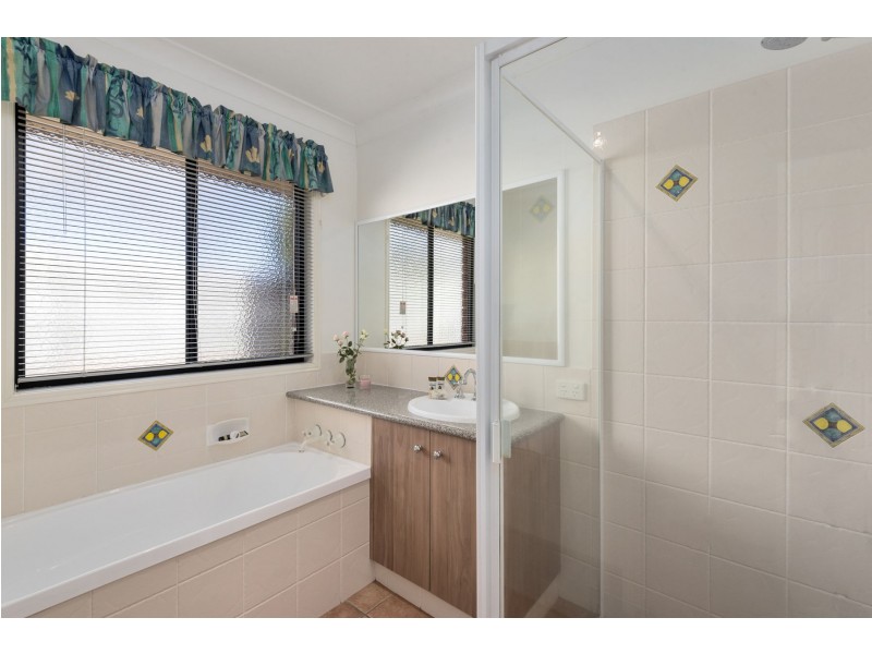 25 Ravenscourt Street, Centenary Heights QLD 4350