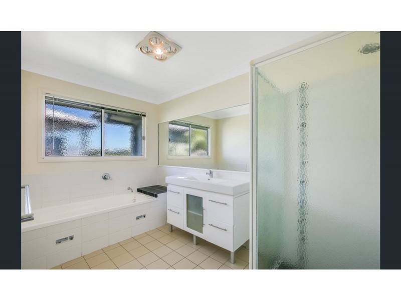 1 Dodson Crescent, Mount Kynoch QLD 4350