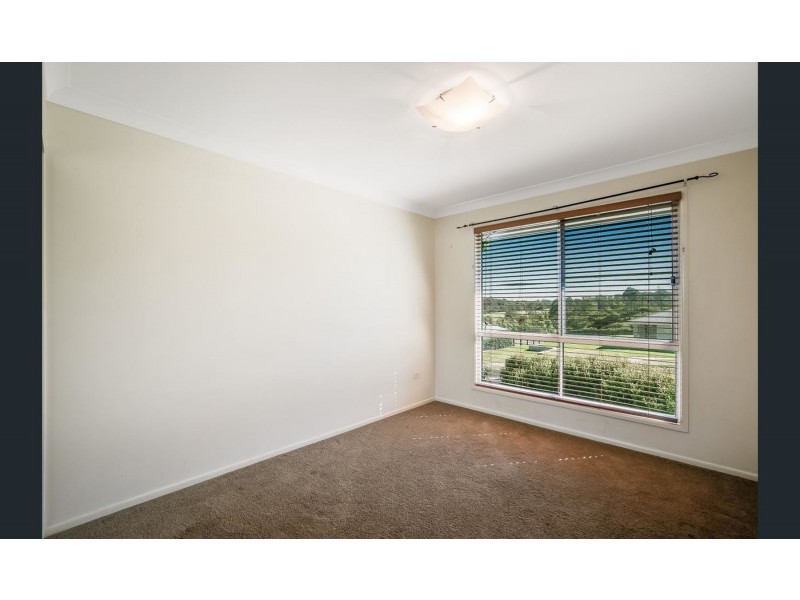 1 Dodson Crescent, Mount Kynoch QLD 4350