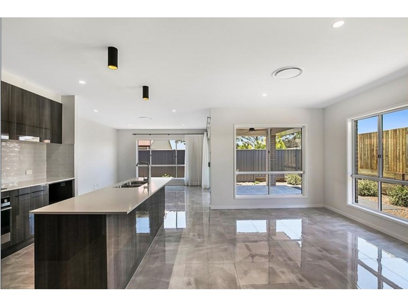 2/180 Spring Street, Middle Ridge QLD 4350