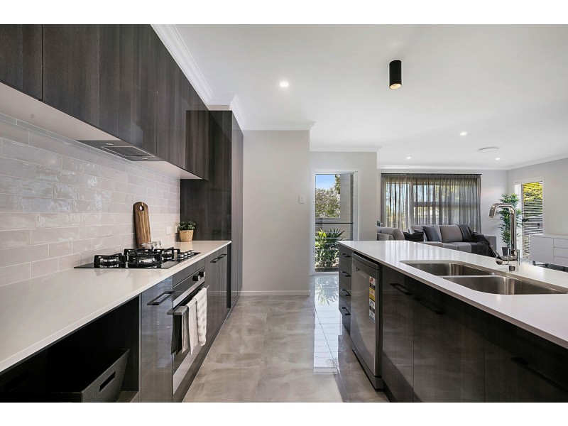 2/180 Spring Street, Middle Ridge QLD 4350