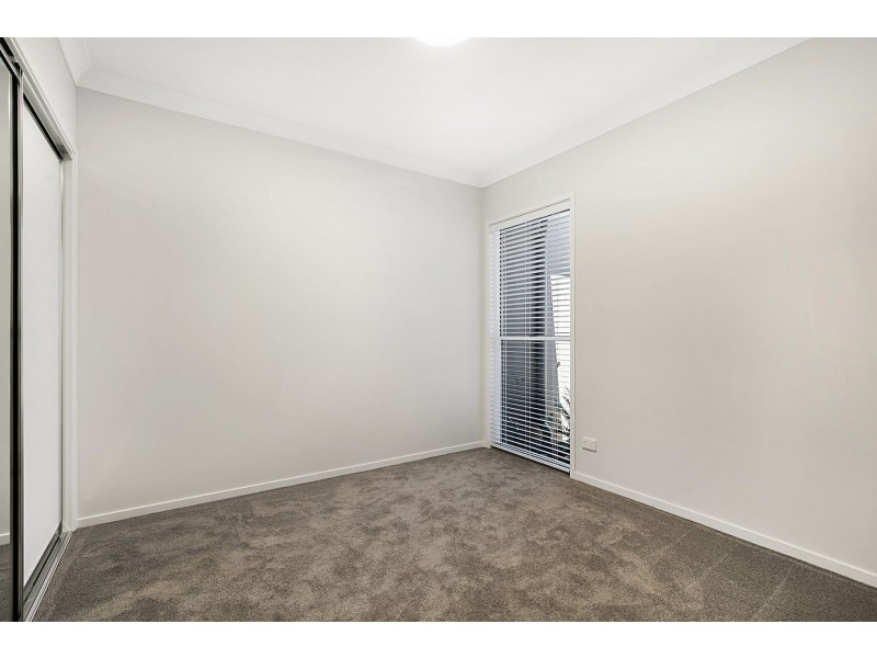 2/180 Spring Street, Middle Ridge QLD 4350