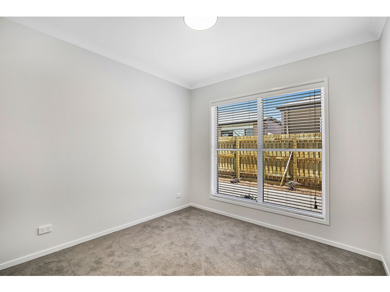 2/180 Spring Street, Middle Ridge QLD 4350