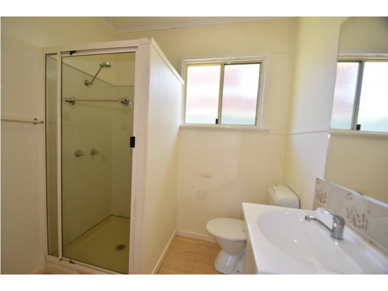 22 Esther Street, Mount Lofty QLD 4350