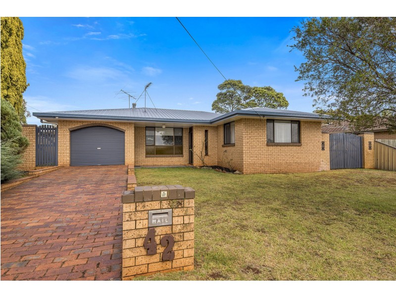 42 Jennifer Crescent, Darling Heights QLD 4350