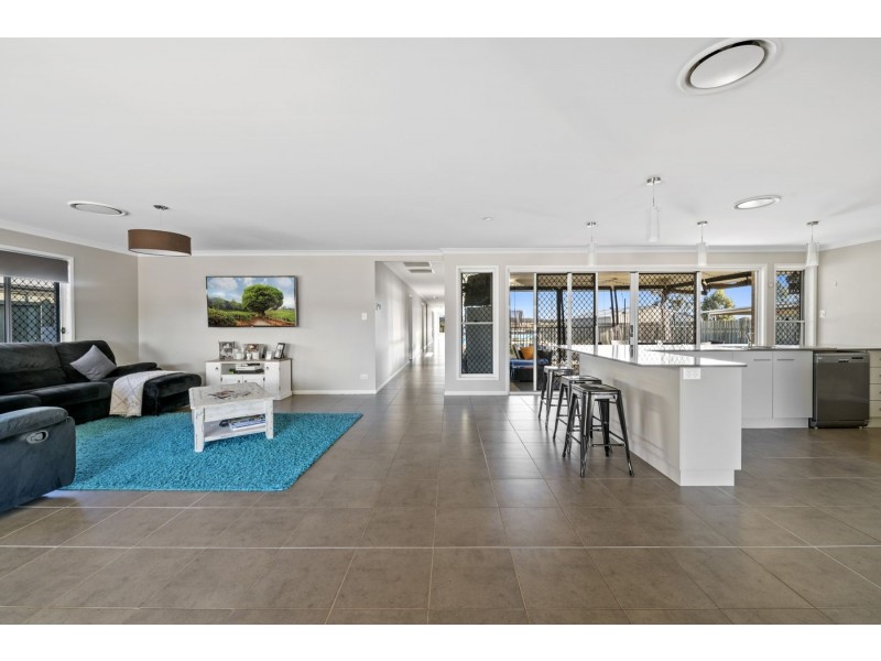 10 Harth Street, Goombungee QLD 4354