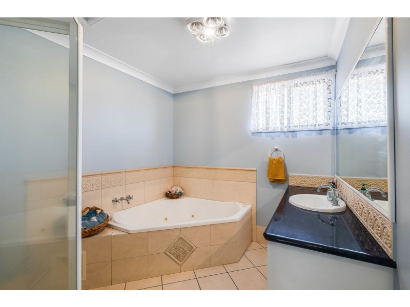 16 Paddington Court, Middle Ridge QLD 4350