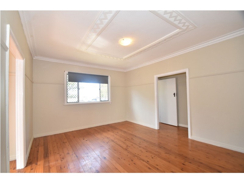 37 Gladstone Street, Newtown QLD 4350