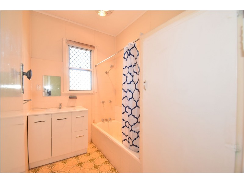 37 Gladstone Street, Newtown QLD 4350