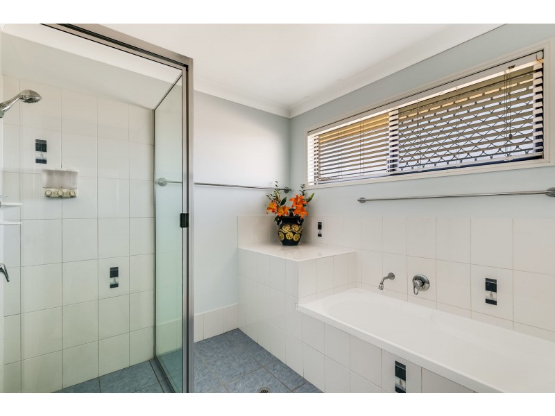 7 Laura Court, Glenvale QLD 4350