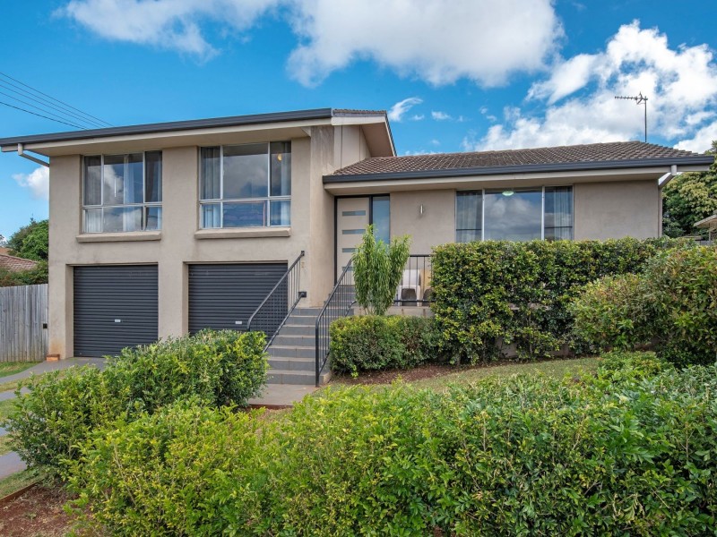 17 Martini Street, Mount Lofty QLD 4350