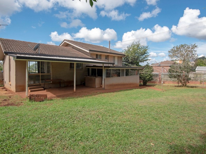 17 Martini Street, Mount Lofty QLD 4350