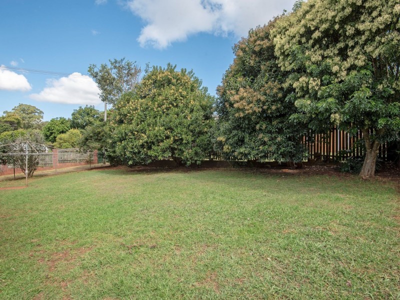 17 Martini Street, Mount Lofty QLD 4350