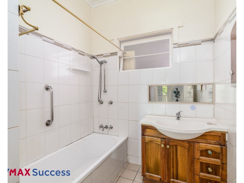 11 Jenkins Street, Newtown QLD 4350
