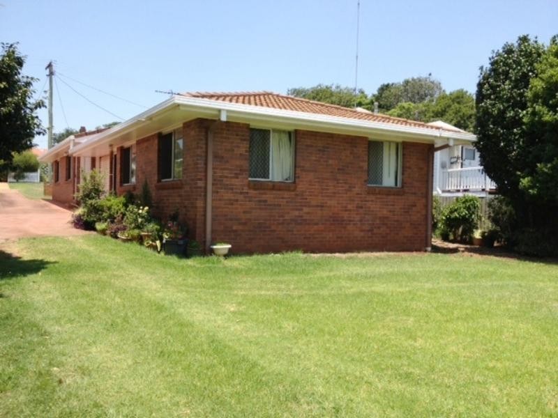 2/3 Hickey Street, East Toowoomba QLD 4350