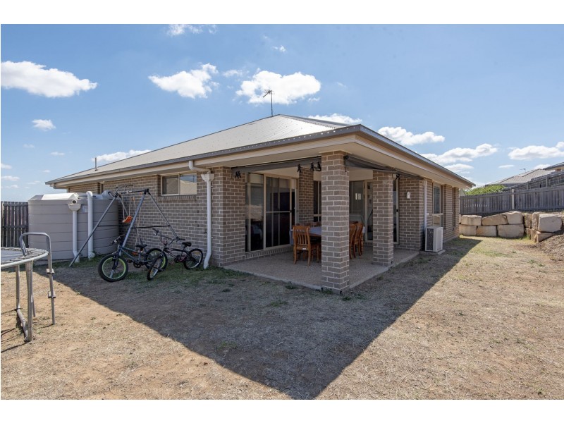 8 Camden Court, Oakey QLD 4401