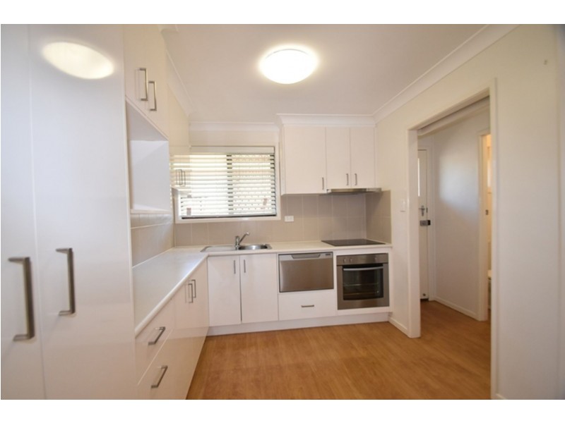 2/312 West Street, Kearneys Spring QLD 4350