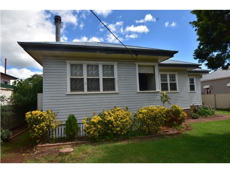35 Gladstone Street, Newtown QLD 4350