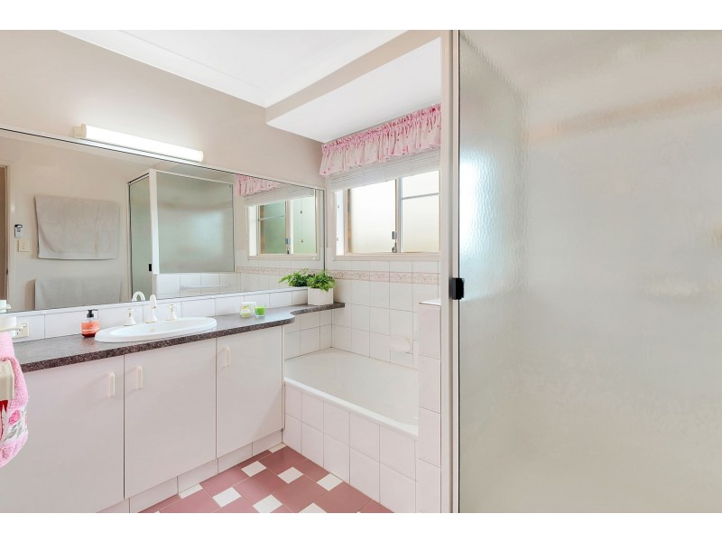 9 Bernborough Court, Glenvale QLD 4350