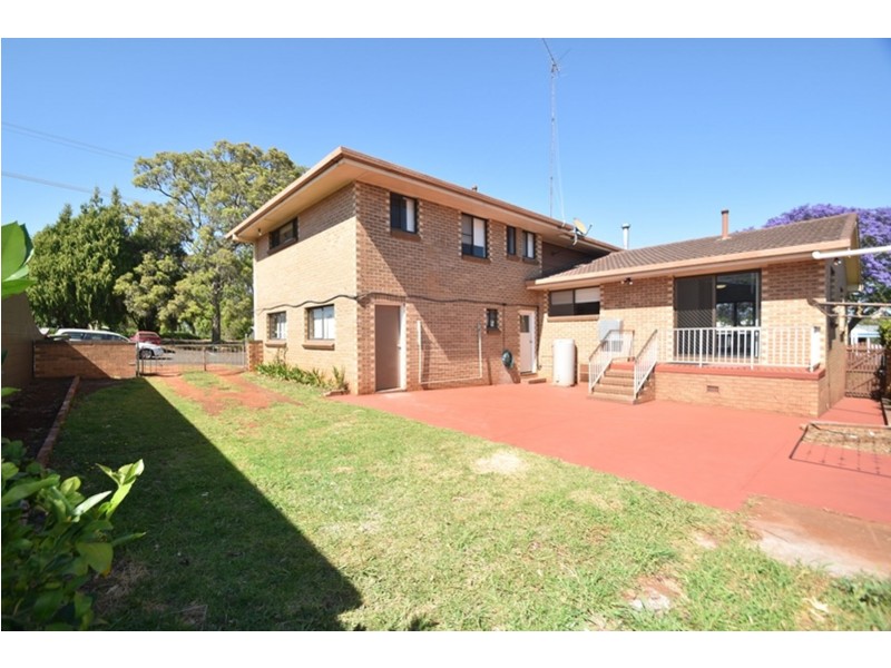 824 Ruthven Street, Kearneys Spring QLD 4350