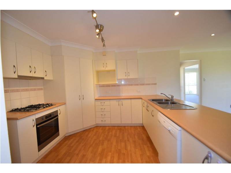 2 Deller Close, Middle Ridge QLD 4350