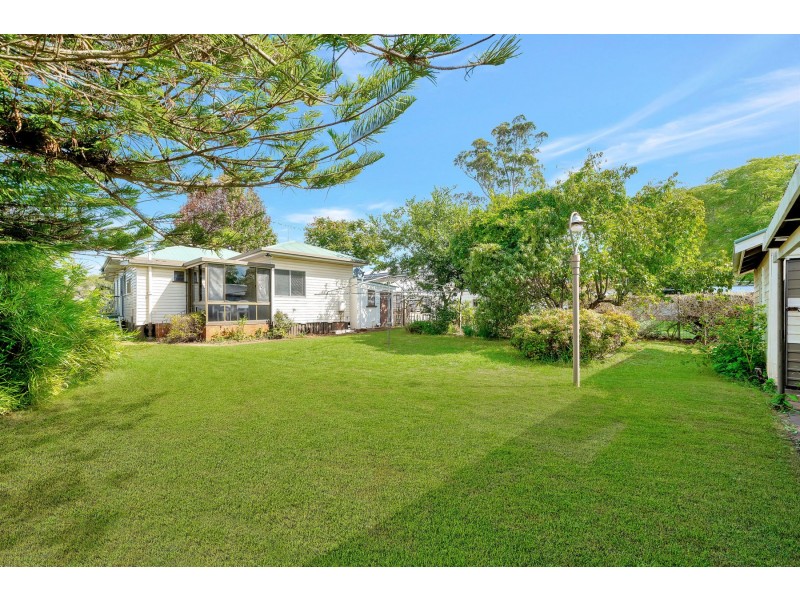 1 Henderson Street, Newtown QLD 4350