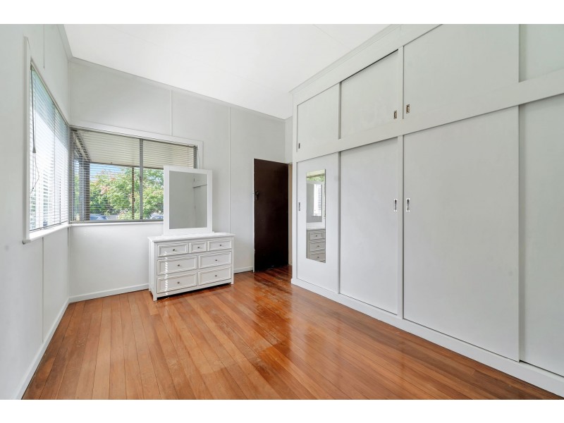 1 Henderson Street, Newtown QLD 4350