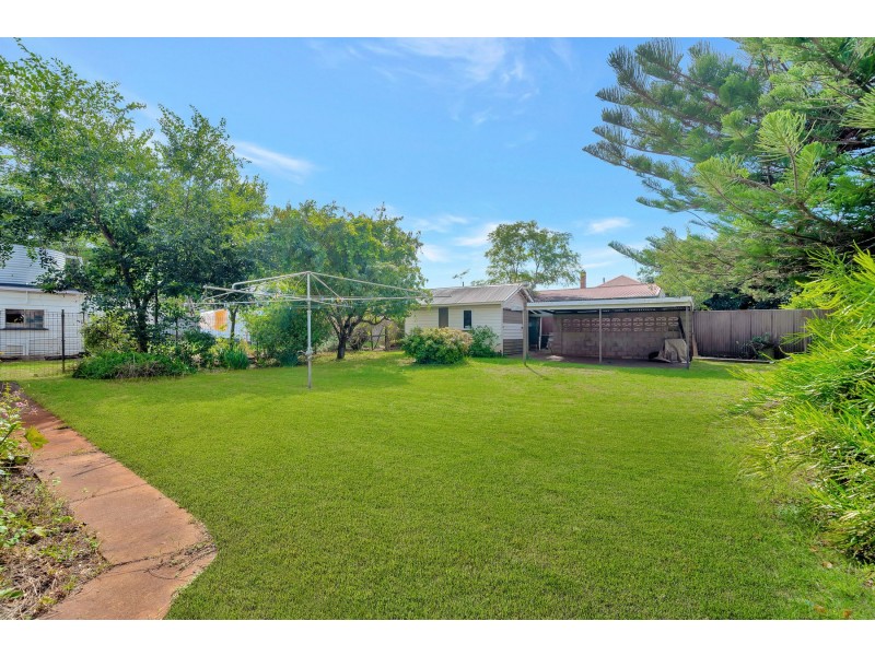 1 Henderson Street, Newtown QLD 4350