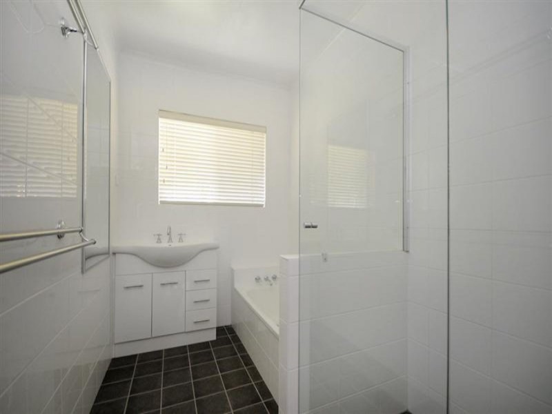 35 Range Street, Mount Lofty QLD 4350