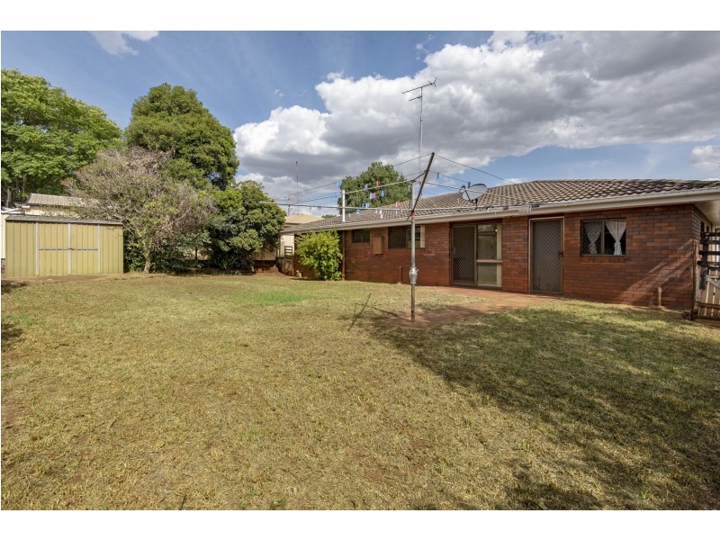 17 Hinkler Crescent, Wilsonton QLD 4350