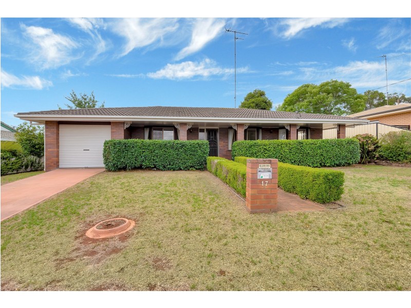 17 Hinkler Crescent, Wilsonton QLD 4350