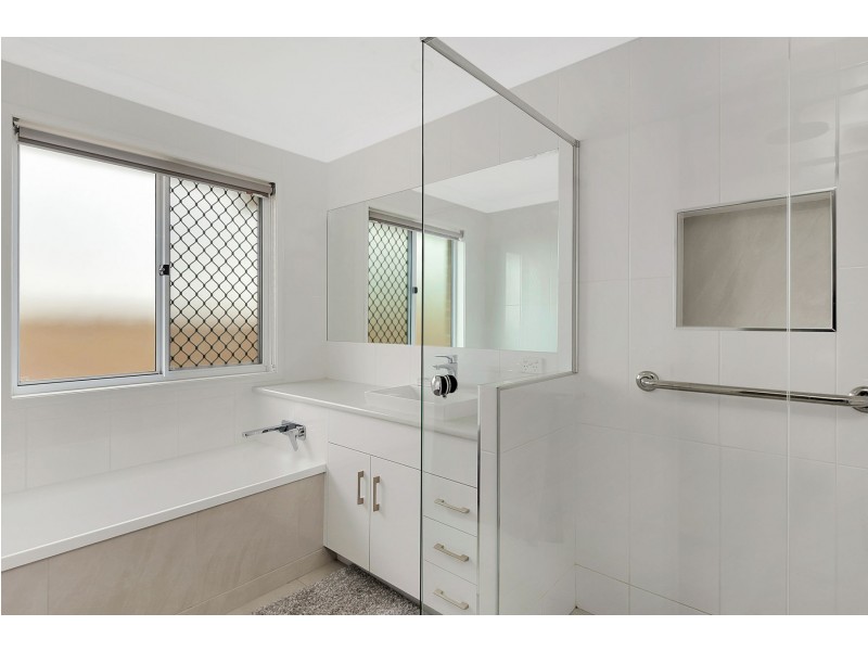 5 Chainey Court, Glenvale QLD 4350