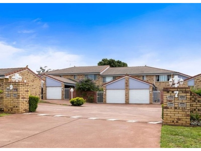 4/9 Danica Court, Kearneys Spring QLD 4350