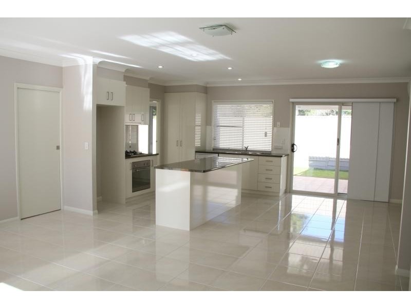 2/5 Hampton Street, Newtown QLD 4350